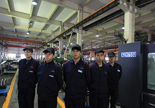 車間(jian)生産作(zuo)業人員(yuan)合照-航(háng)天泵閥(fá)