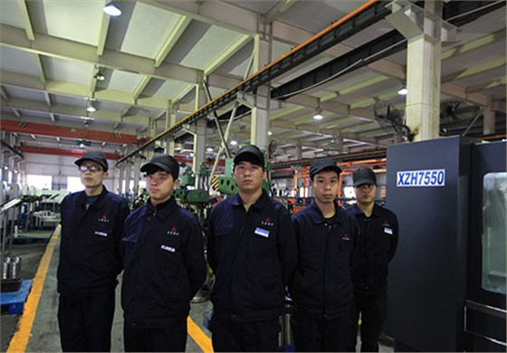 車間生産(chan)作業人員(yuan)合照-航天(tiān)泵閥