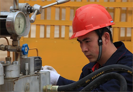 技(jì)術人員調(diao)試工作現(xiàn)場圖-航天(tian)泵閥